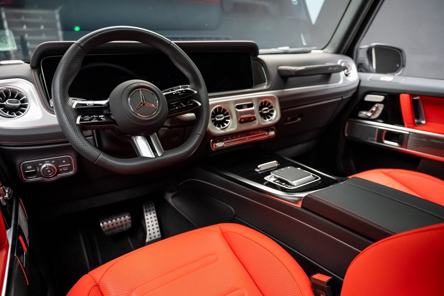 2025 Mercedes Benz G 550 photo 2