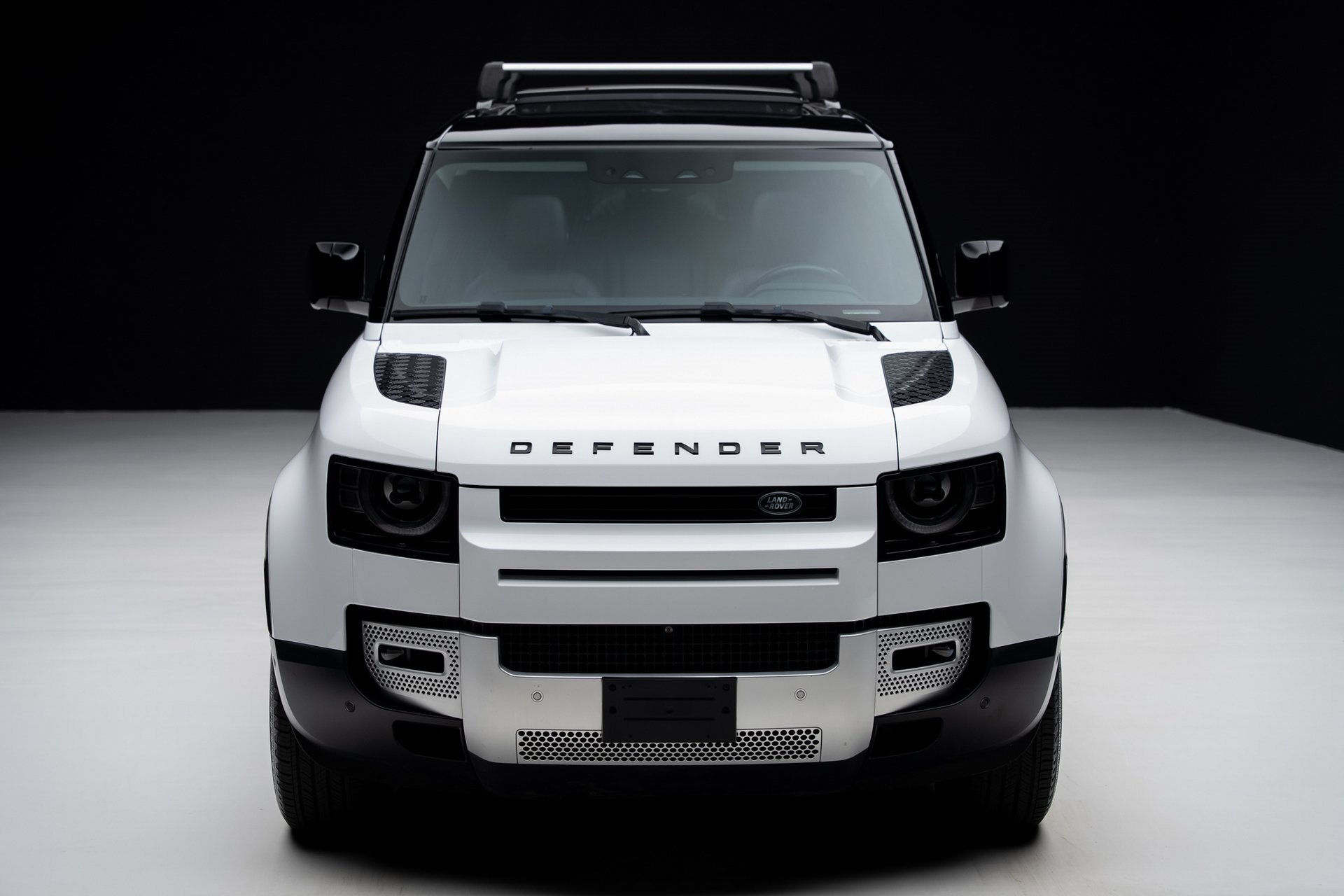 2023 Land Rover Defender 130 SE photo 4