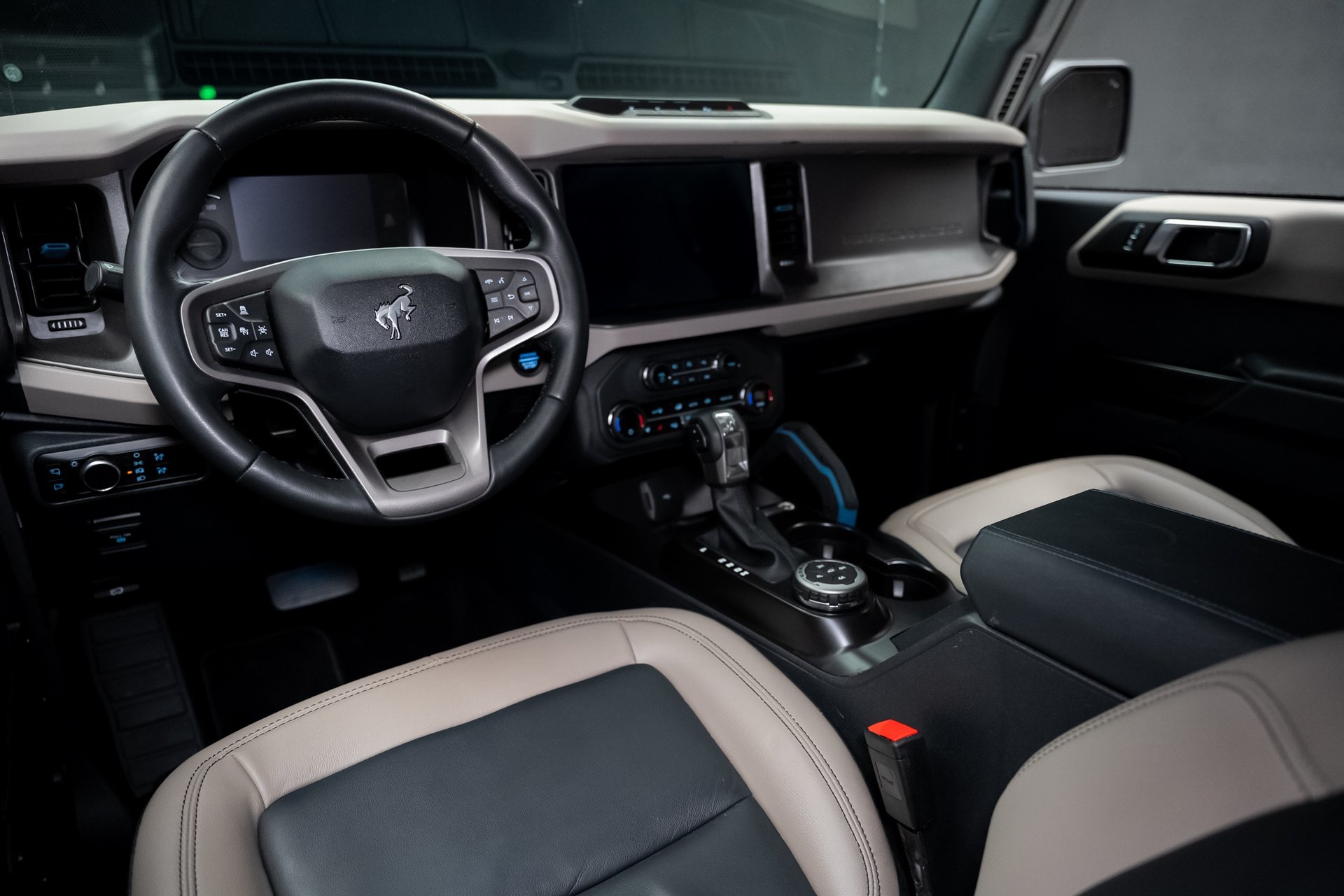 2024 Ford Bronco Wildtrak photo 2