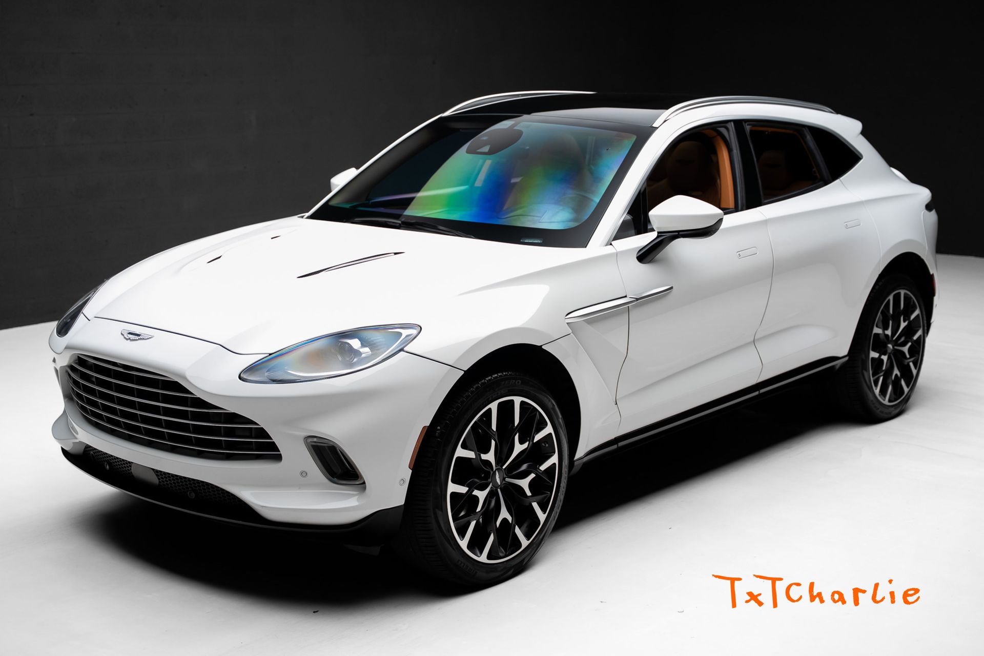 2023 Aston Martin DBX 4.0 V8 AWD's photo