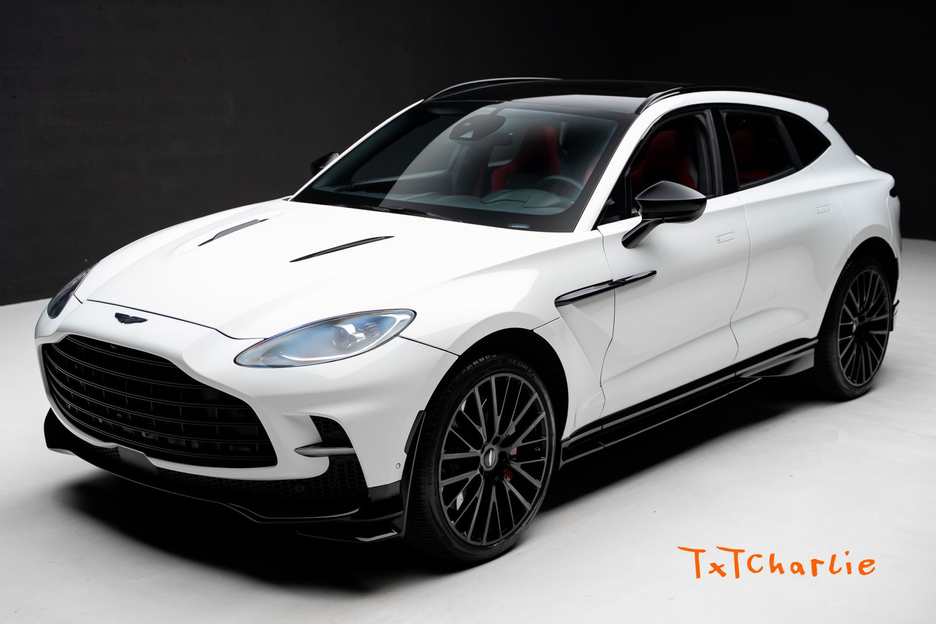 2023 Aston Martin DBX 4.0 V8 707 AWD's photo
